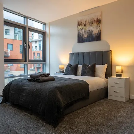 Spacious 2br - Centre - Balcony - Parking * ليدز