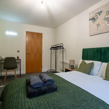 Spacious 2br - Centre - Balcony - Parking شقة ليدز