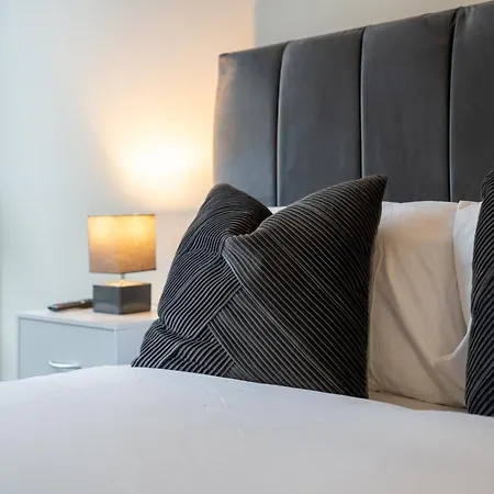 Spacious 2br - Centre - Balcony - Parking Apartment *