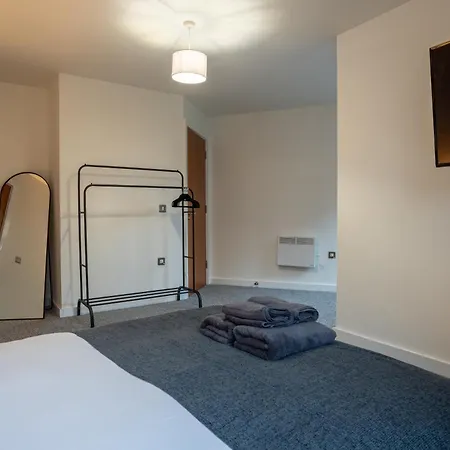 Spacious 2br - Centre - Balcony - Parking Apartment *