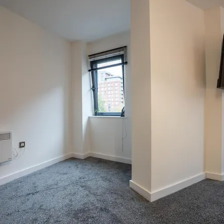 Spacious 2br - Centre - Balcony - Parking Apartment *