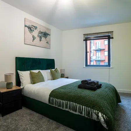 Spacious 2br - Centre - Balcony - Parking شقة ليدز