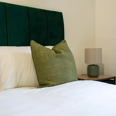 Spacious 2br - Centre - Balcony - Parking شقة ليدز