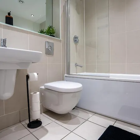 Spacious 2br - Centre - Balcony - Parking Apartment *