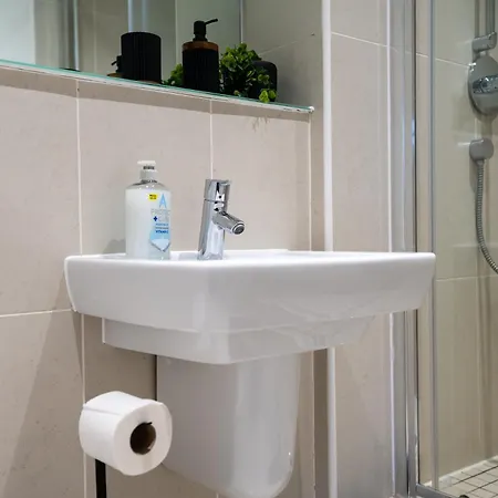 Apartment Spacious 2br - Centre - Balcony - Parking *