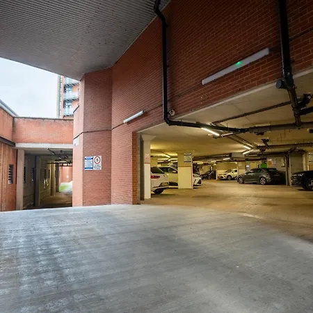 Spacious 2br - Centre - Balcony - Parking ليدز