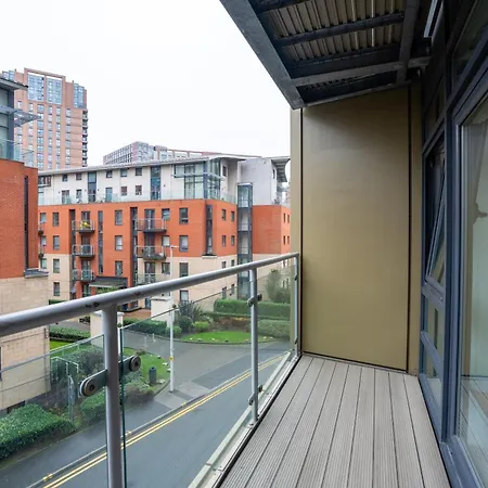 شقة Spacious 2br - Centre - Balcony - Parking ليدز