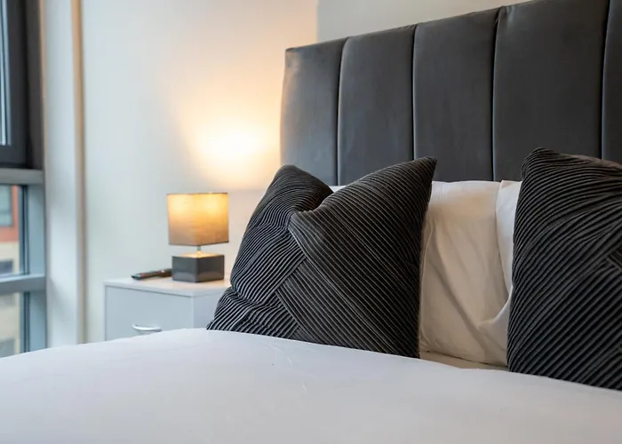 Spacious 2br - Centre - Balcony - Parking Apartment *