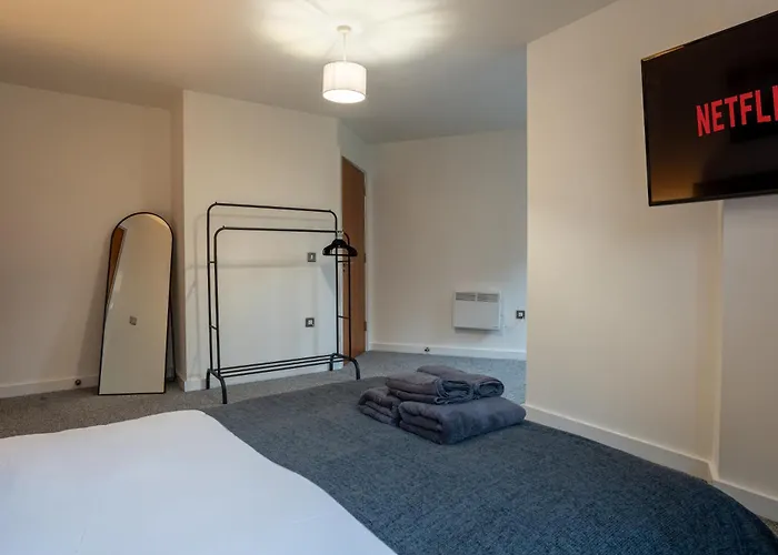 Spacious 2br - Centre - Balcony - Parking Apartment *