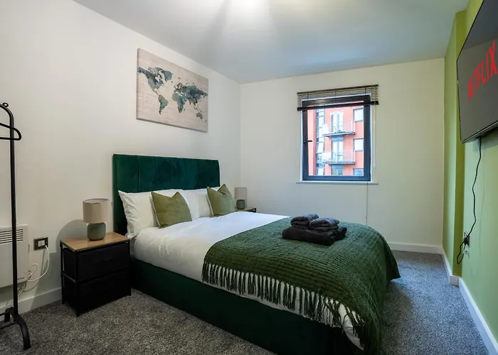 Spacious 2br - Centre - Balcony - Parking Апартаменти Лідс