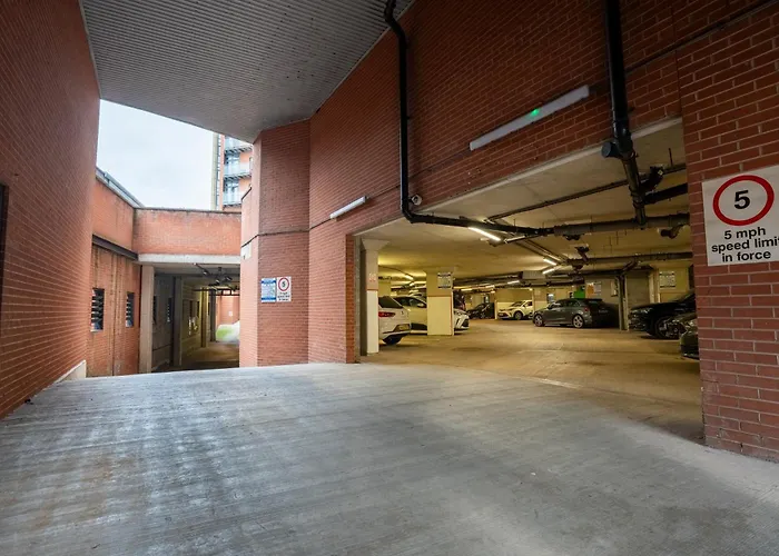 Spacious 2br - Centre - Balcony - Parking Лідс