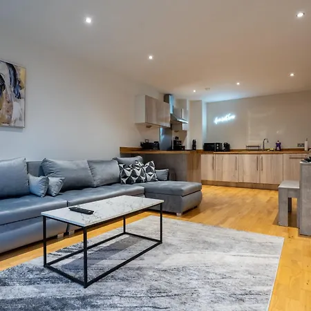 Spacious 2br - Centre - Balcony - Parking