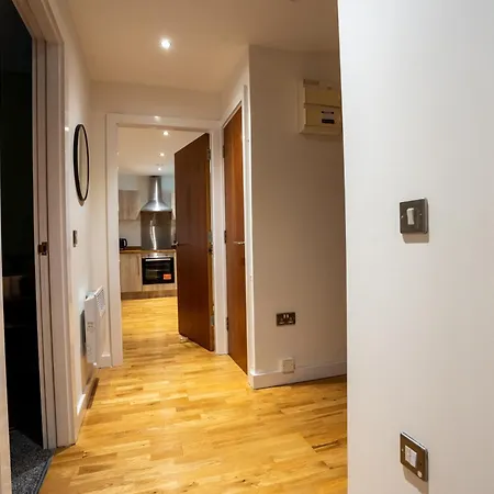 Апартаменти Spacious 2br - Centre - Balcony - Parking Лідс